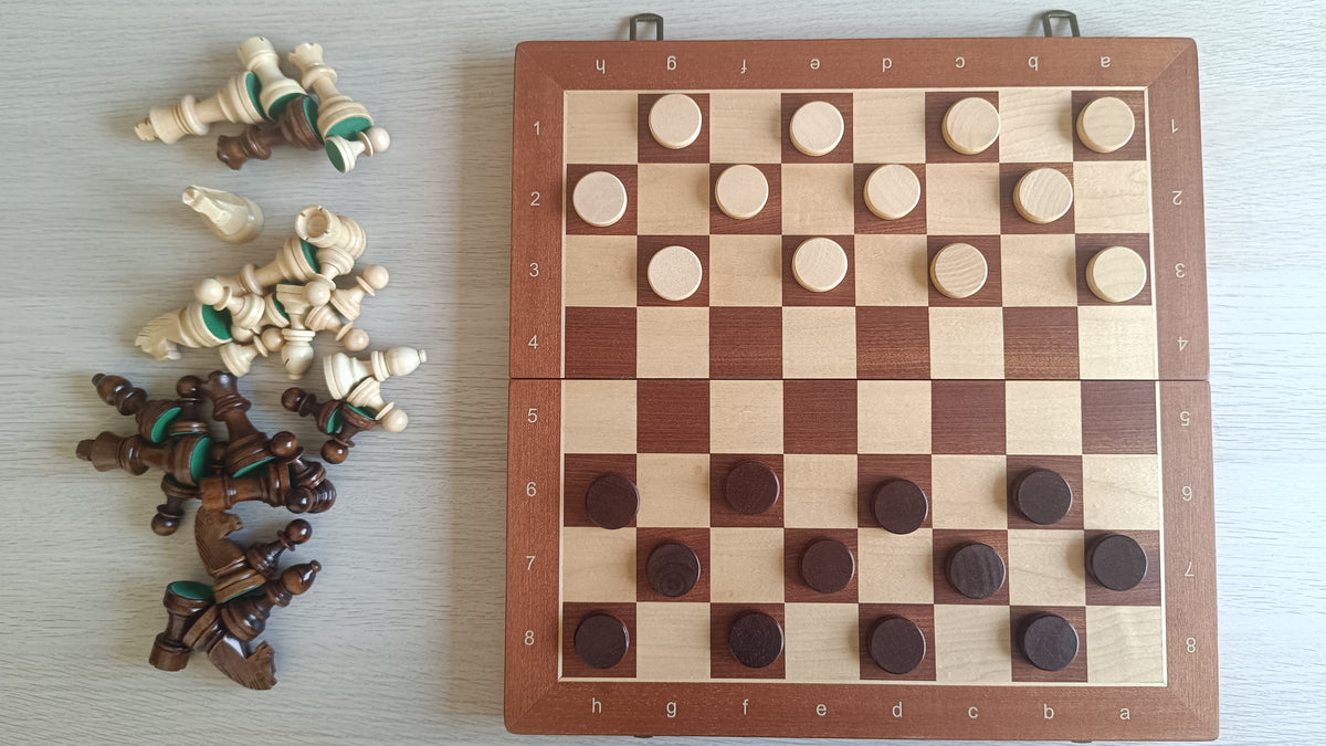 Magnetiskt fällbart schackset med damspel – Mahogny & Furu – 38 cm – bild 9