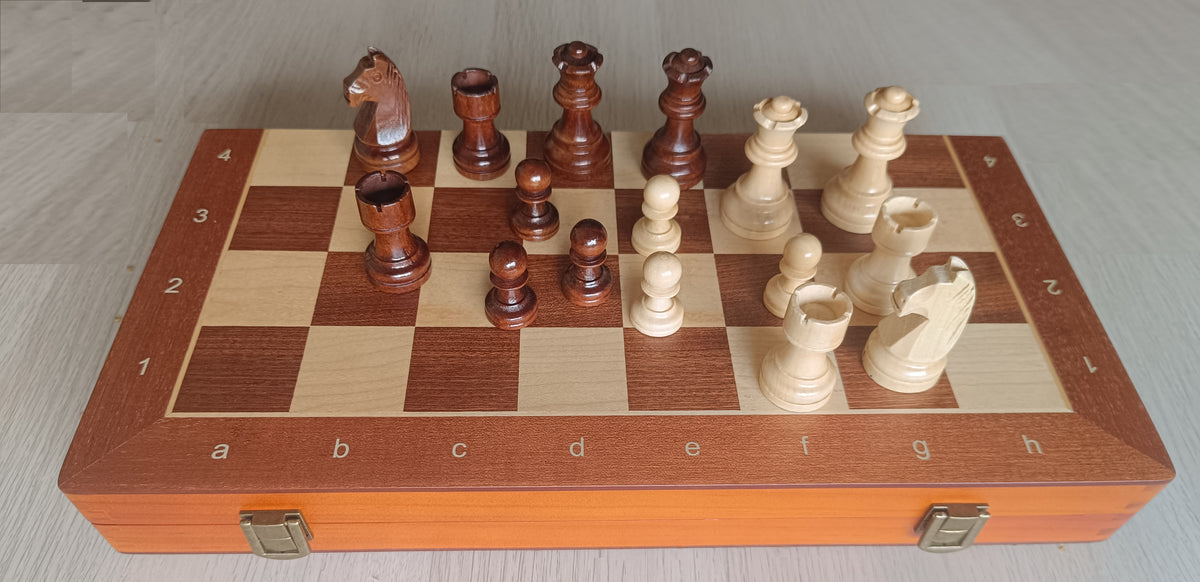 Magnetiskt fällbart schackset med damspel – Mahogny & Furu – 38 cm – bild 5
