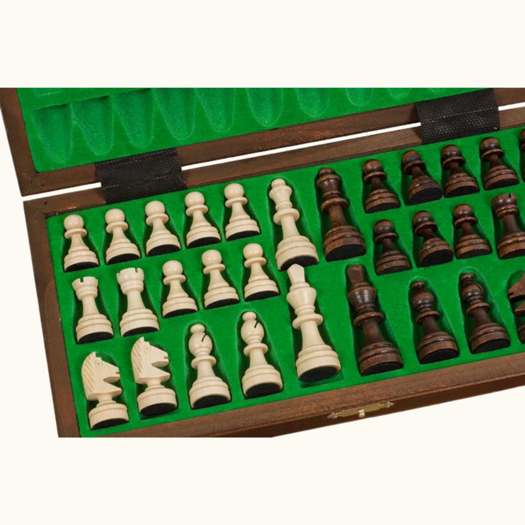 Magnetiskt fällbart schackset – Mahogny & Lönn – 28 cm