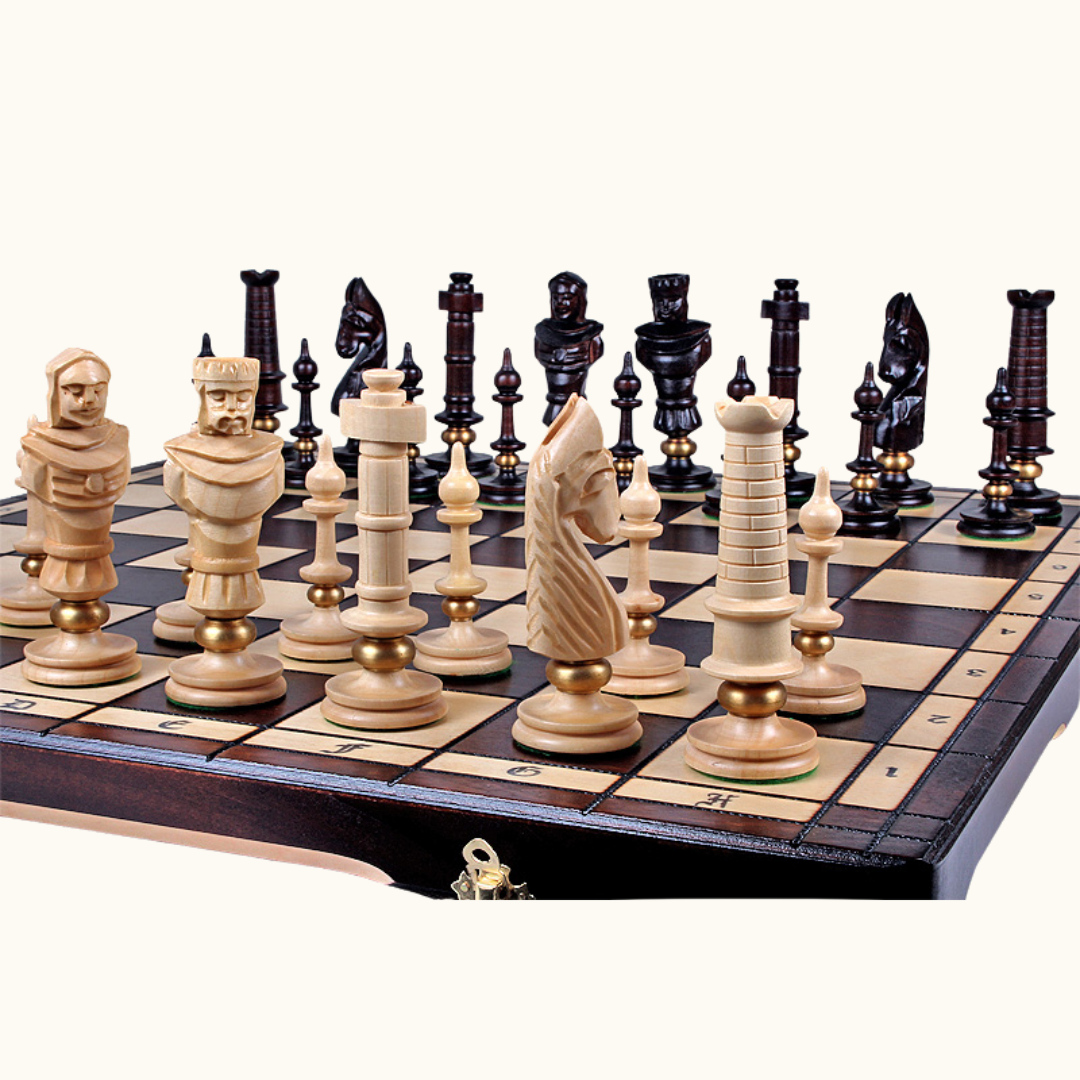 Hopfällbart schackset med handgjorda pjäser i ek och lönn – Royal De Lux – 65 cm