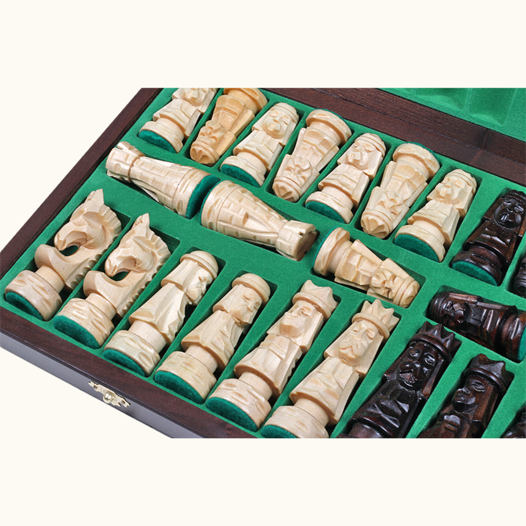 Hopfällbart schackset med handgjorda pjäser i lindträ – Giewont – 50 cm